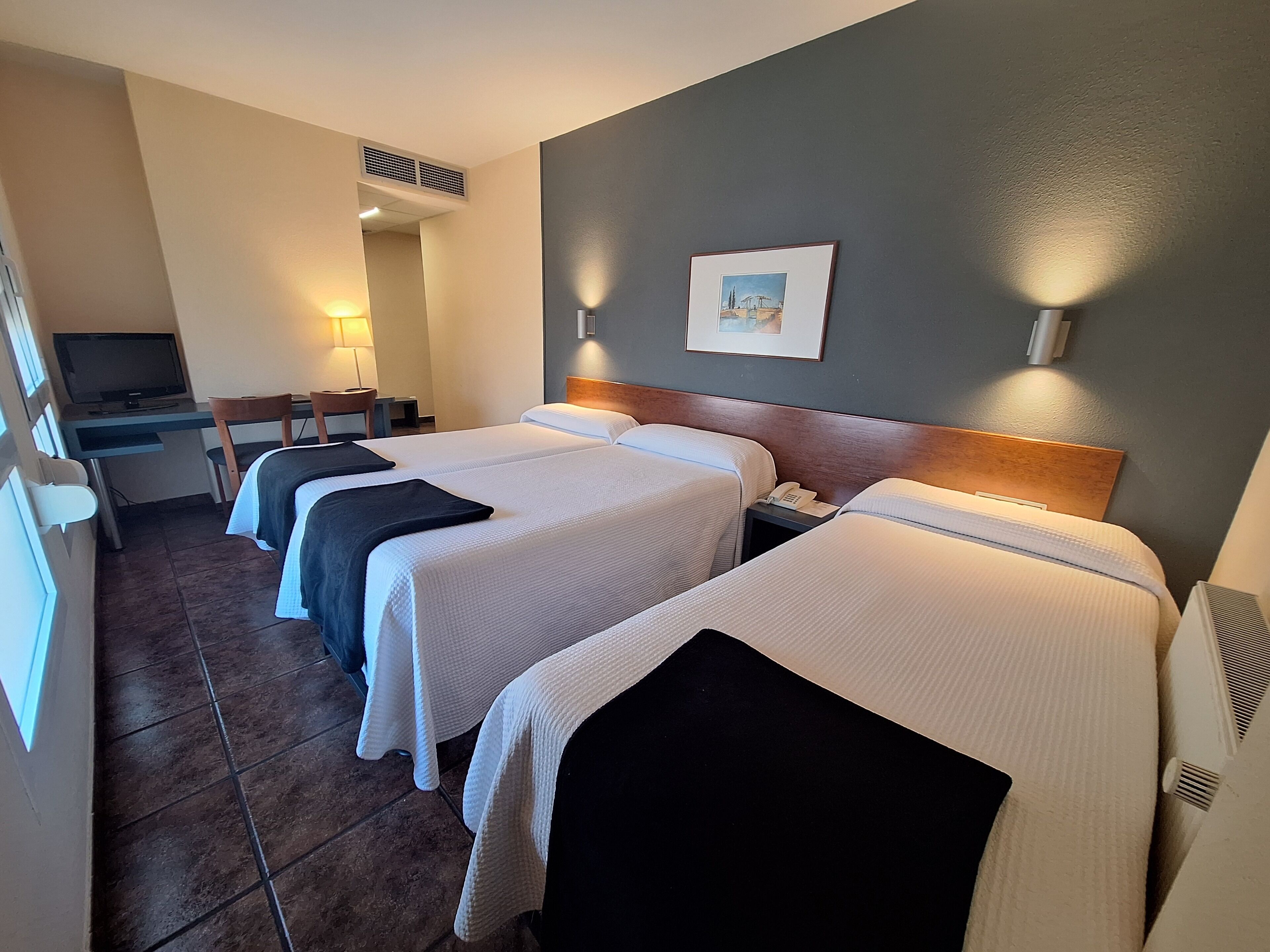 Escritorio, wifi gratis, ropa de cama y acceso para silla de ruedas 