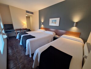 Escritorio, wifi gratis, ropa de cama y acceso para silla de ruedas