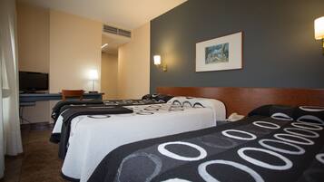 Driepersoonskamer | Een bureau, gratis wifi, beddengoed, rolstoeltoegankelijk