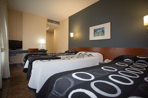Triple Room | Desk, free WiFi, bed sheets, wheelchair access
