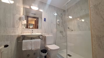 Triple Room | Bathroom | Deep soaking tub, free toiletries, hair dryer, towels