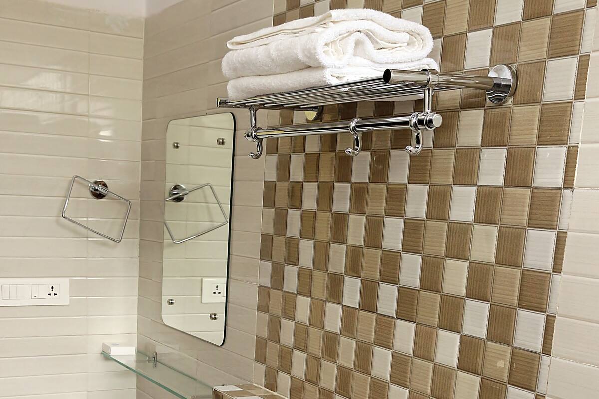 Familien-Suite, 2 Doppelbetten | Badezimmer | Dusche, kostenlose Toilettenartikel