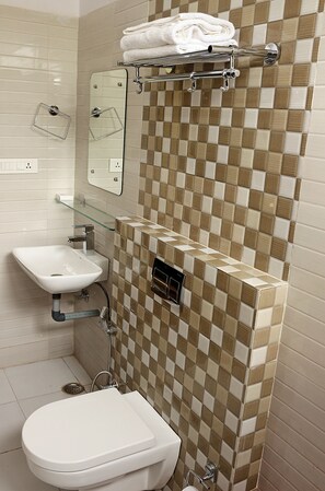 Family Suite, 2 Double Beds | Bathroom