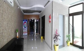 Lobby-lounge