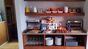 Ein reichhaltiges Frühstücksbuffet mit Speisen und Getränken.