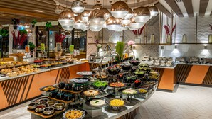 Un buffet con diverse pietanze e un arredamento dal design moderno.