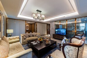 Villa Royal, 4 habitaciones | Área de sala de estar | Televisión LED de 55 pulgadas con canales por cable y televisión 