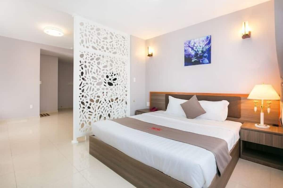 Minibar (some free items), soundproofing, WiFi (free), bed sheets