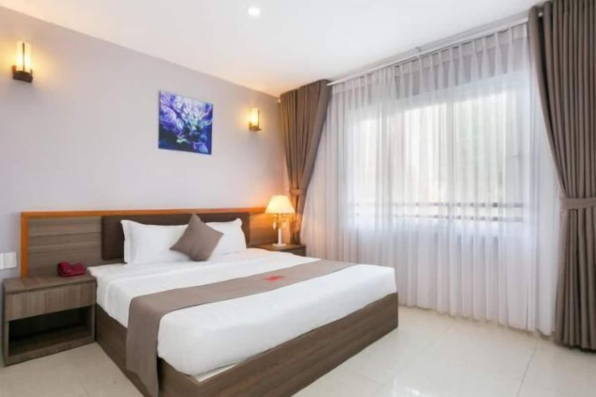 Free minibar items, soundproofing, free WiFi, bed sheets