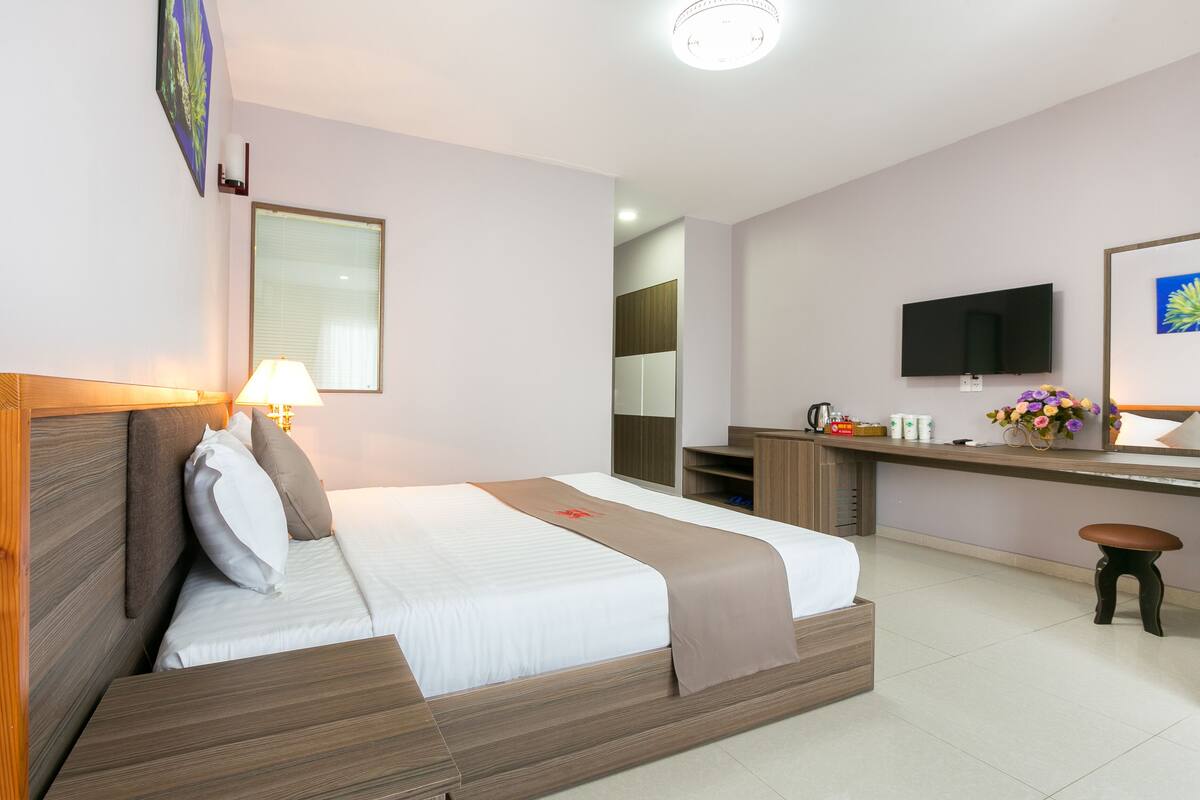 Minibar (some free items), soundproofing, WiFi (free), bed sheets
