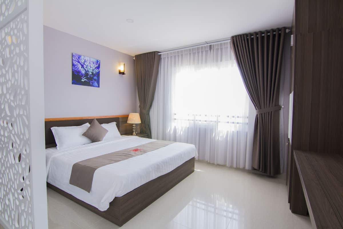 Free minibar items, soundproofing, free WiFi, bed sheets