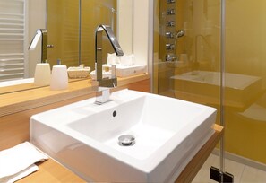 Bathroom sink - Hotel Bayerisch Meran (Bad Feilnbach)