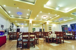 Breakfast, lunch, dinner served; local and international cuisine