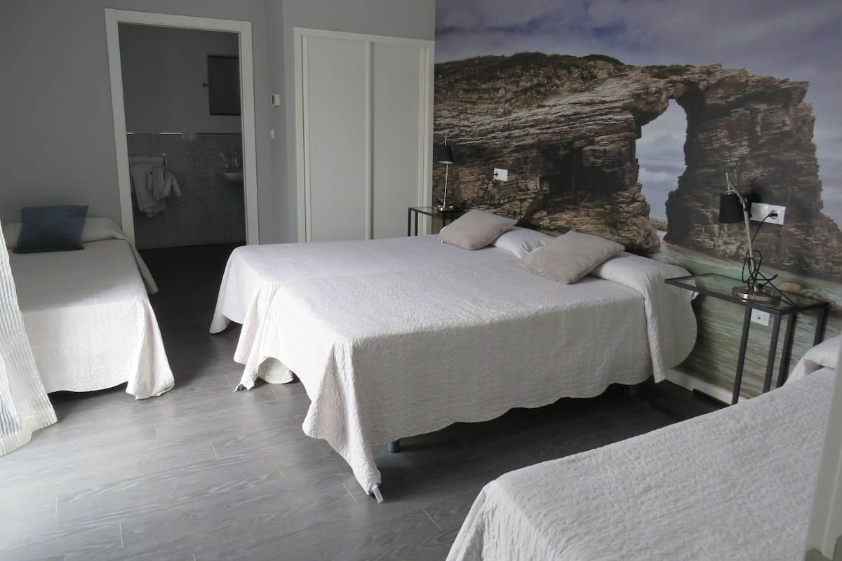 Quadrupla familiare, accessibile ai disabili, vista montagna | 1 camera, copriletto in piuma, una scrivania, tende oscuranti