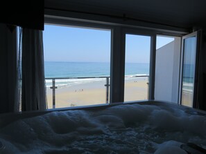 Deluxe Suite, Hot Tub, Sea View | Jetted bathtub