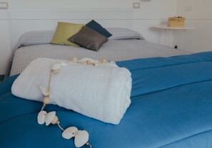 Comfort Double Room | Soundproofing, free cribs/infant beds, free WiFi, bed sheets - B&B Aurora (Agropoli)