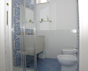Comfort Double Room | Bathroom | Shower, deep soaking tub, free toiletries, hair dryer - B&B Aurora (Agropoli)