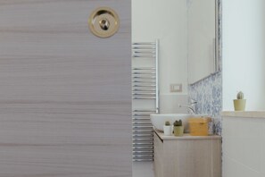 舒適雙人房 | 浴室 | 淋浴設備、浸缸、免費梳洗用品、風筒