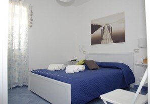 Soundproofing, cribs (free), WiFi (free), bed sheets - B&B Aurora (Agropoli)