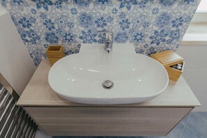 Shower, deep soaking tub, free toiletries, hair dryer - B&B Aurora (Agropoli)