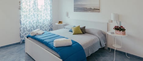 Sistema de insonorización, cunas gratuitas, wifi gratis y ropa de cama