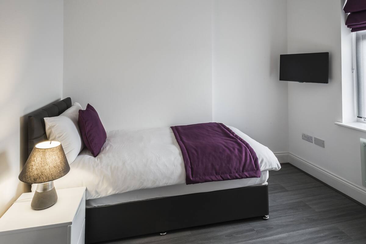 Single Room (Shared Bathroom and Shared Kitchen) | In-room safe, iron/ironing board, free WiFi, bed sheets
