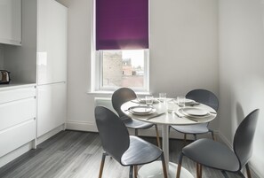 单人房 (Shared Bathroom and Shared Kitchen) | 私人厨房 | 大冰箱、微波炉、烤箱、炉灶