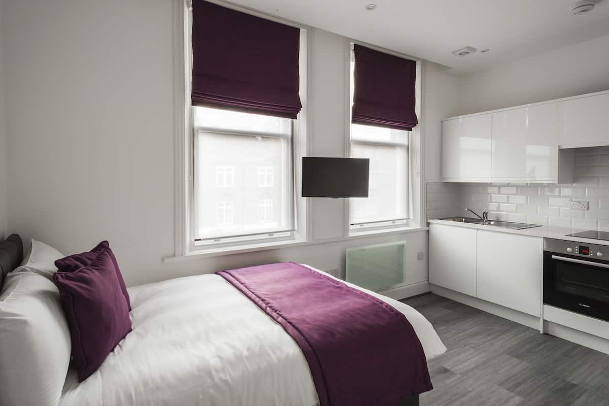 Double Room, Shared Bathroom | In-room safe, iron/ironing board (on request), WiFi (free), bed sheets