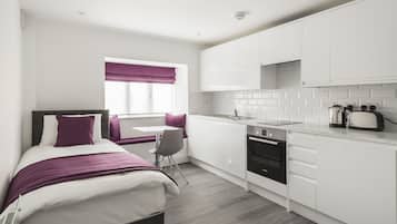 Single Room, Shared Bathroom | Private kitchen | Full-sized fridge, microwave, oven, stovetop