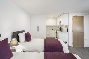 Chambre Double ou avec lits jumeaux, salle de bains attenante | Cuisine privée | Grand réfrigérateur, micro-ondes, four, plaque de cuisson
