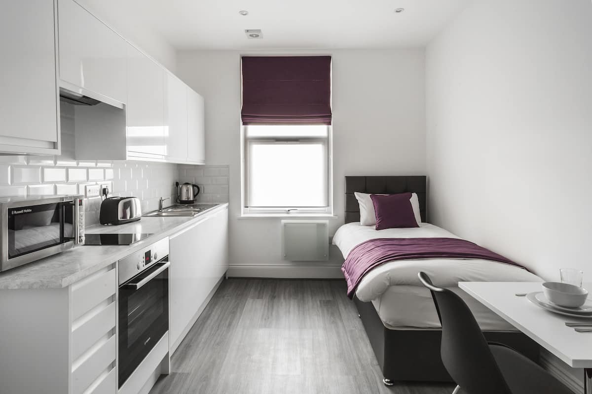 Single Room, Shared Bathroom | In-room safe, iron/ironing board (on request), WiFi (free), bed sheets