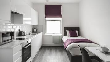 Single Room, Shared Bathroom | In-room safe, iron/ironing board, free WiFi, bed sheets