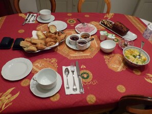 Free daily continental breakfast - VillaBona (Villebon-sur-Yvette)