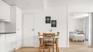 Eine moderne Wohnung mit Küche, Essbereich und Schlafzimmer.