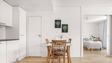 Lejlighed - 1 soveværelse - udsigt til gårdsplads | Spisning på værelset