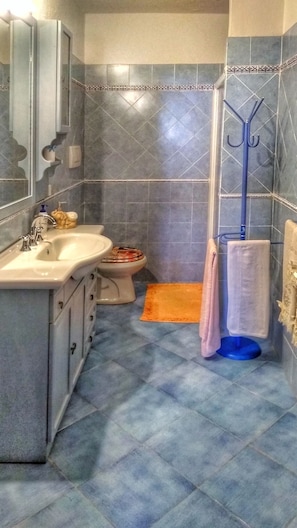 Habitación triple | Baño | Regadera, tina profunda, secadora de cabello, bidet 