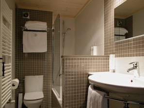 Twin Room | Bathroom