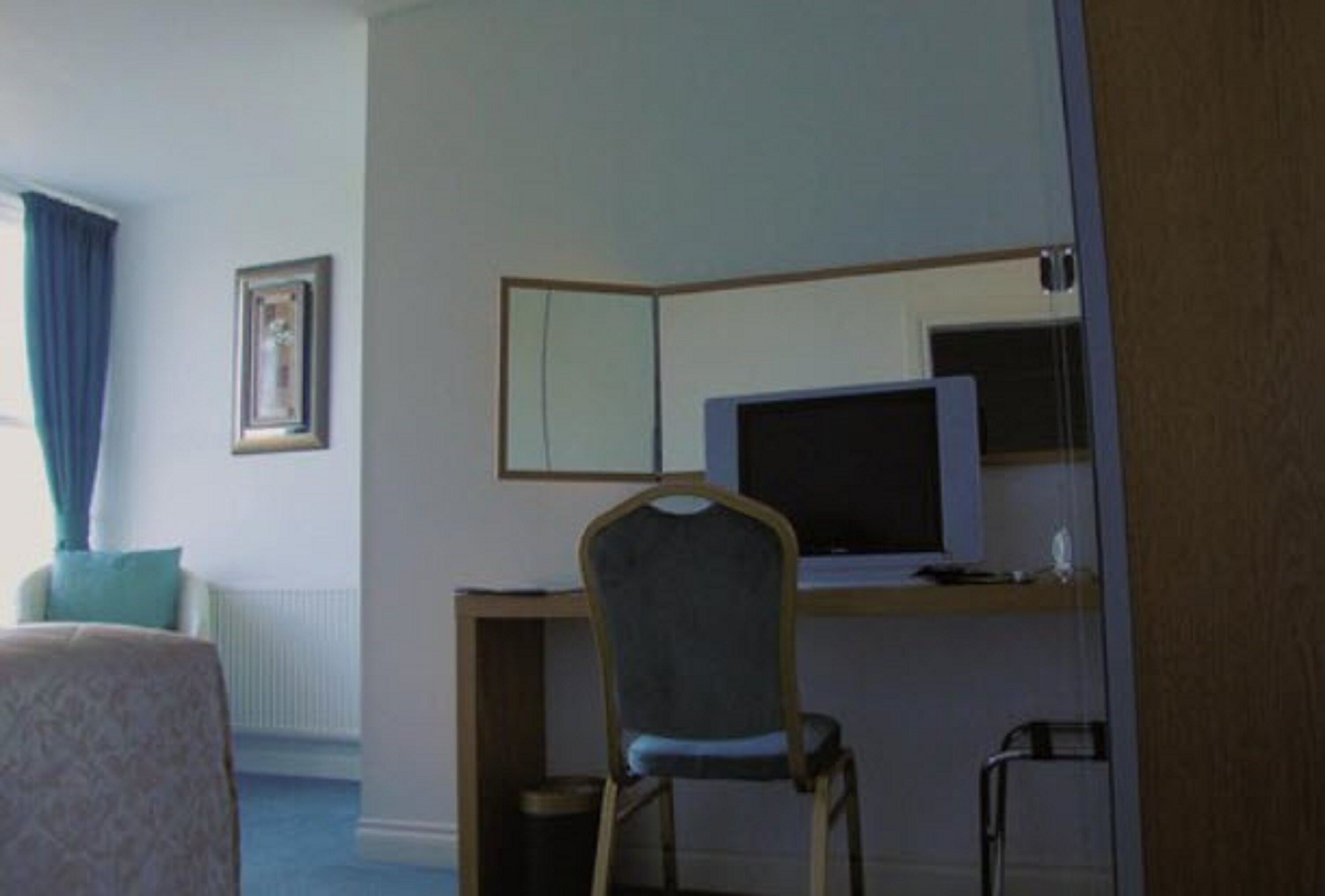 combined shower/bathtub, deep-soaking bathtub, free toiletries