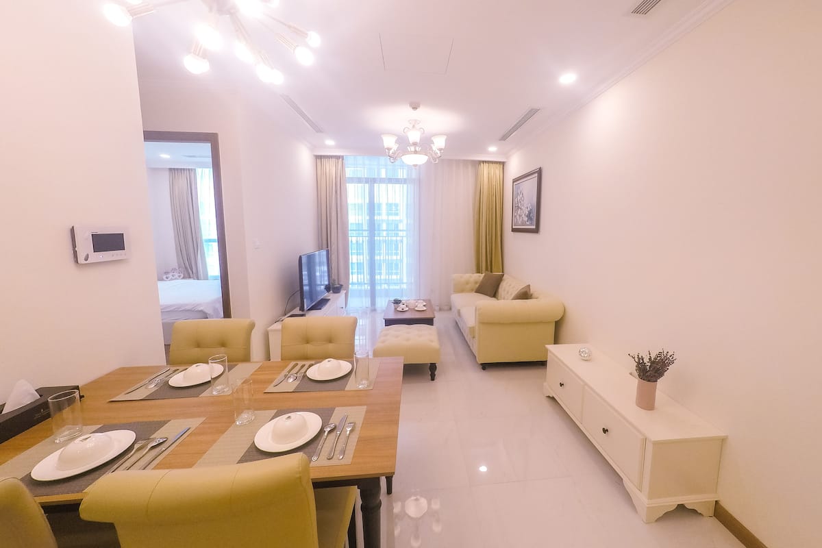 Deluxe Apartment, 1 King Bed, Accessible, Bathtub | Living room