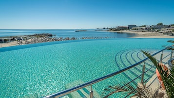 3 piscines extérieures, parasols de plage, chaises longues