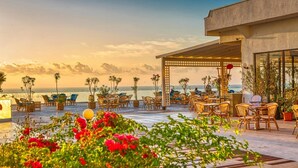 A rooftop terrace with outdoor seating, a pergola, and a view of the ocean. - Mera Onix Cap Aurora (Cap Aurora)
