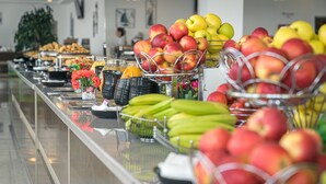 A buffet with various fruits and beverages. - Mera Onix Cap Aurora (Cap Aurora)