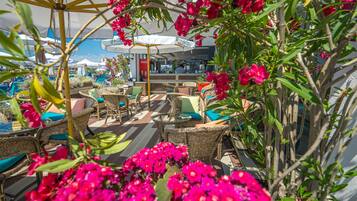 2 bares, bar junto a la piscina, bar en la playa