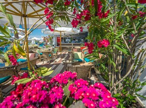 2 bars/lounges, poolside bar, beach bar