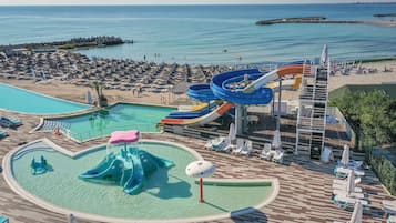 3 piscine all'aperto, ombrelloni da piscina, lettini