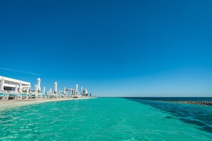 3 室外游泳池，池畔遮阳伞，日光浴躺椅