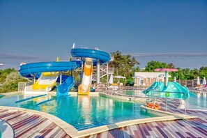 3 piscinas al aire libre, sombrillas, sillones reclinables de piscina
