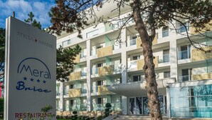 A modern hotel with a sign for "Meral Brise" and "Stella Artois Restaurant". - Mera Brise (Mangalia)