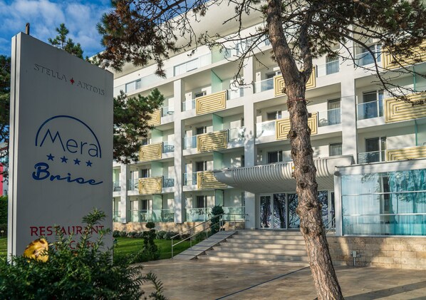 A modern hotel with a sign for "Meral Brise" and "Stella Artois Restaurant". - Mera Brise (Mangalia)