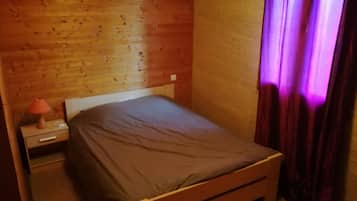 Desk, soundproofing, free WiFi, bed sheets